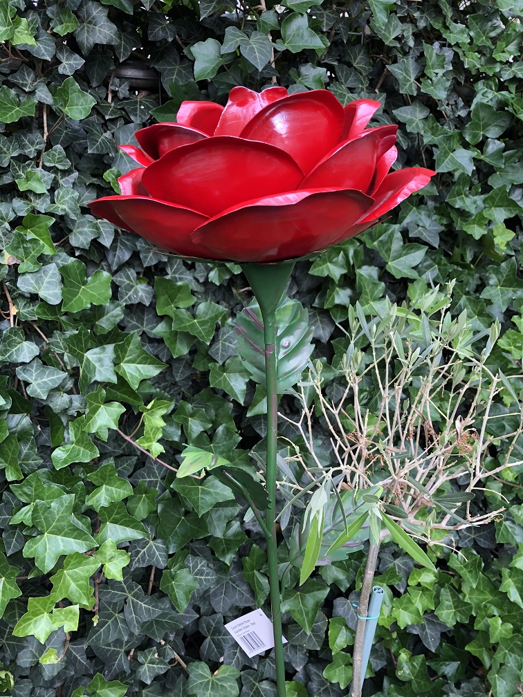 Diese große Rose ist ein Kunstwerk, das ganz aus Metall gefertigt ist.