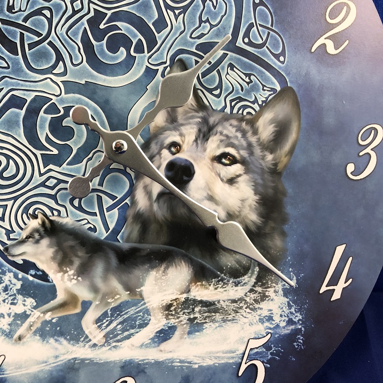 Klok hout met afbeelding van een Celtic Wolf