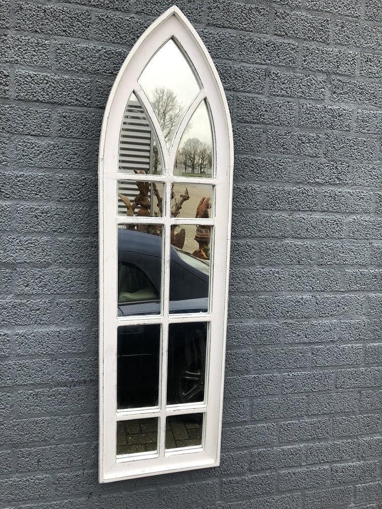 LAATSTE: Grote tuin- kerk raam spiegel, houten frame white wash,  heel fraai in vorm.
