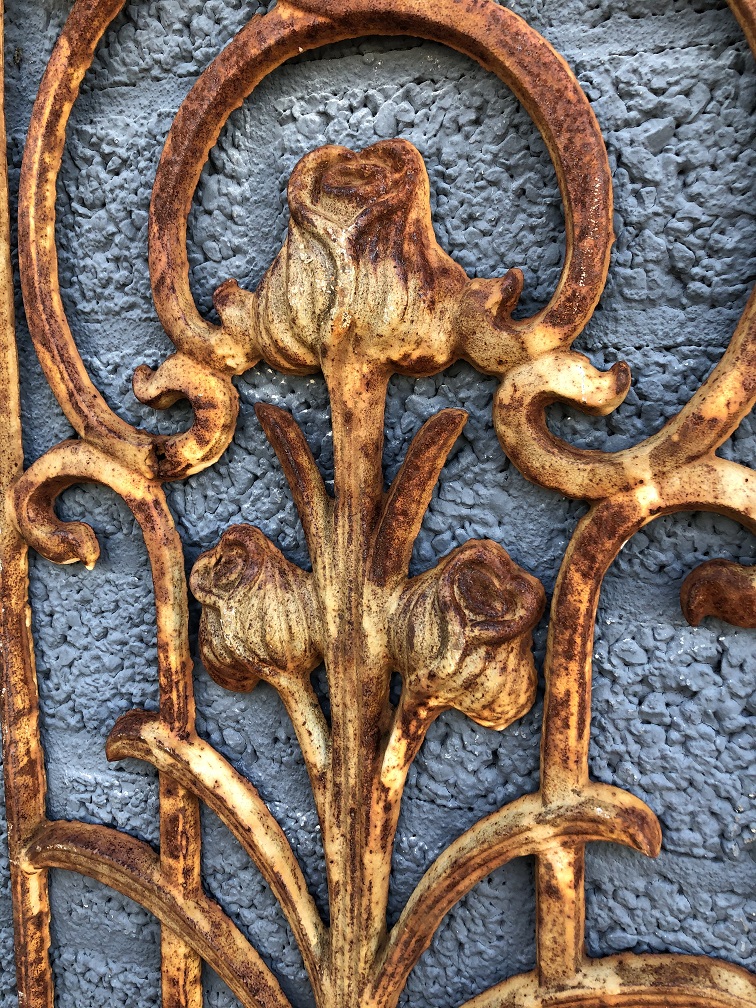 Metalen sierrek, art nouveau, rozenrek als landelijke decoratie, wandrek tulp.