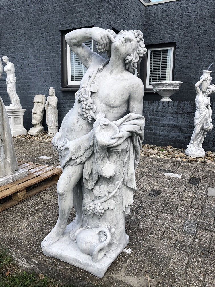 Fraai tuinbeeld Bacchus-Dionysus, vol steen.