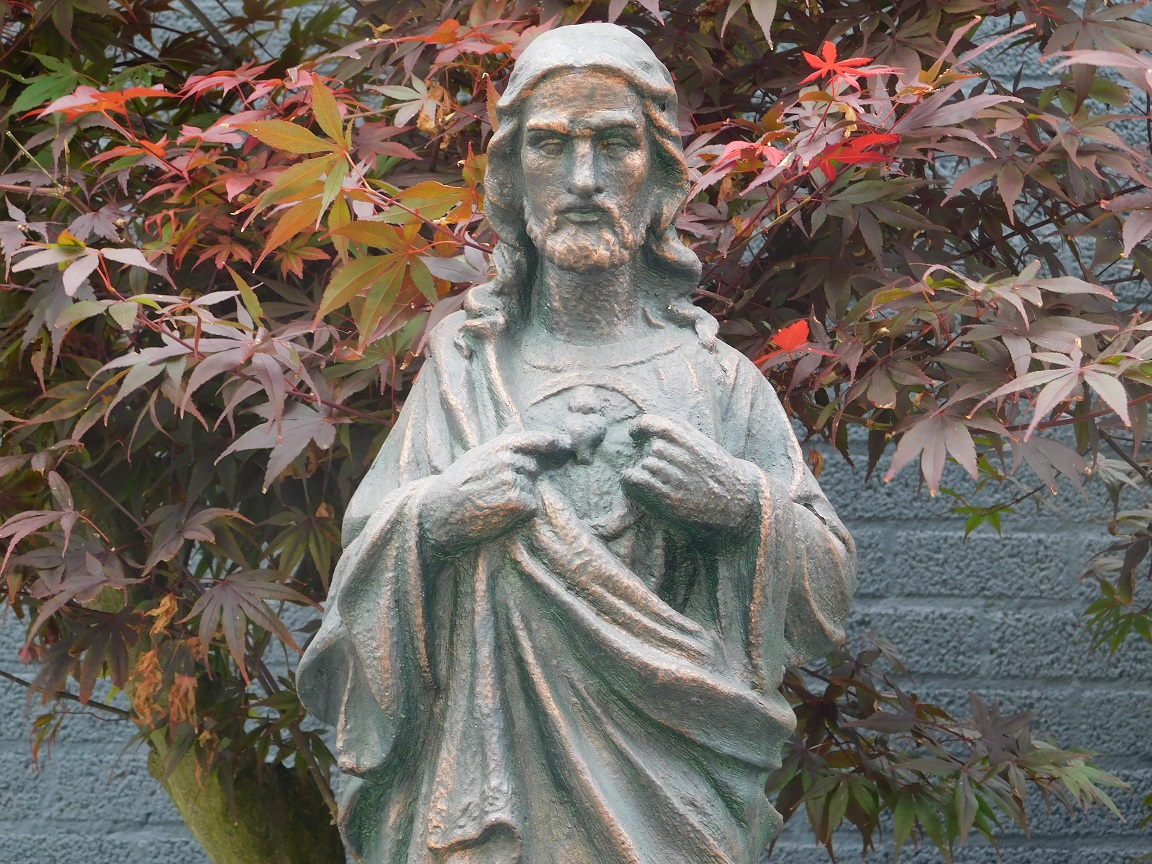 Impressief kerkelijk beeld van Jezus, vervaardigd uit polystone
