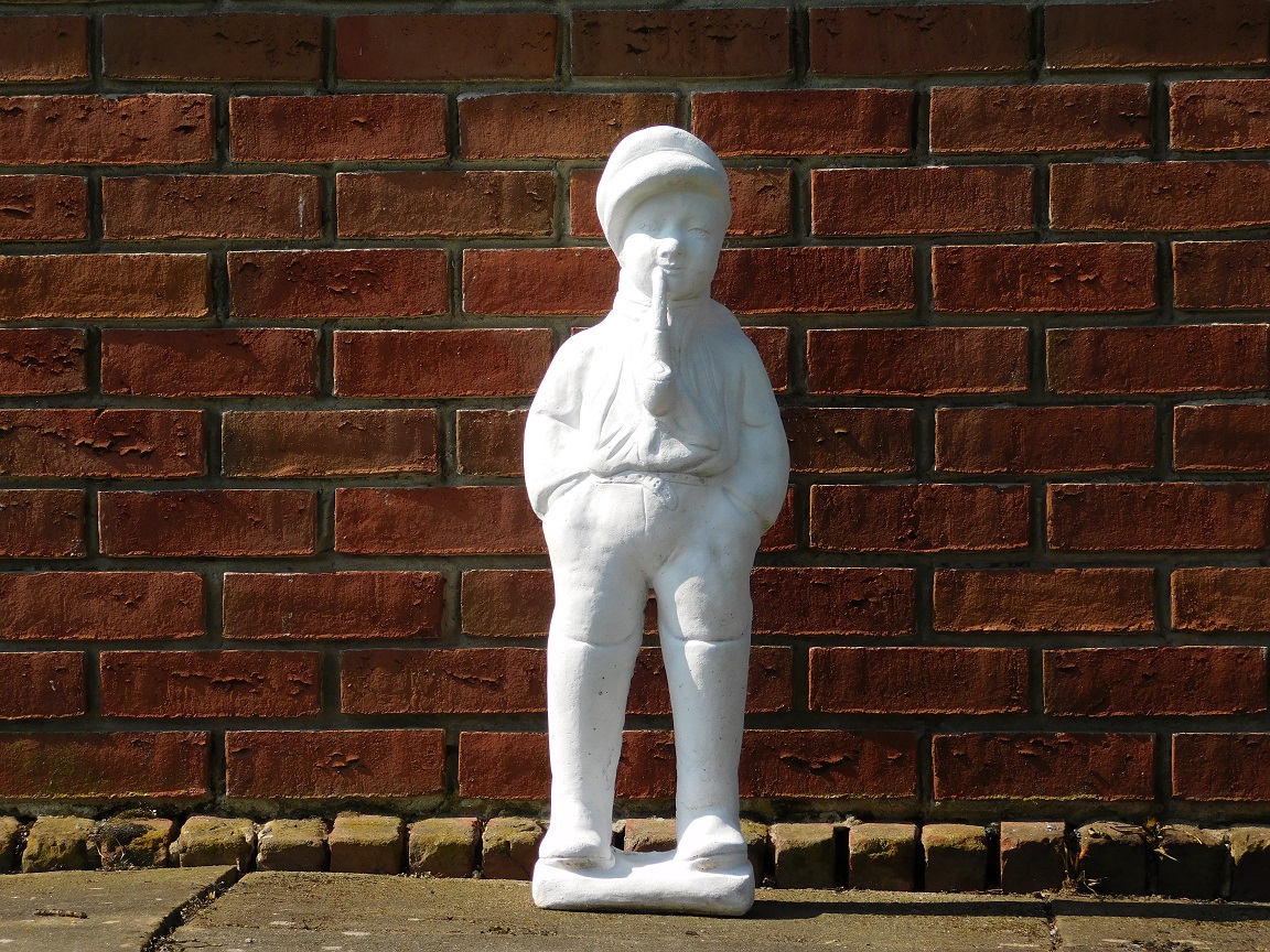 Statue Junge mit Pfeife - massiver Stein