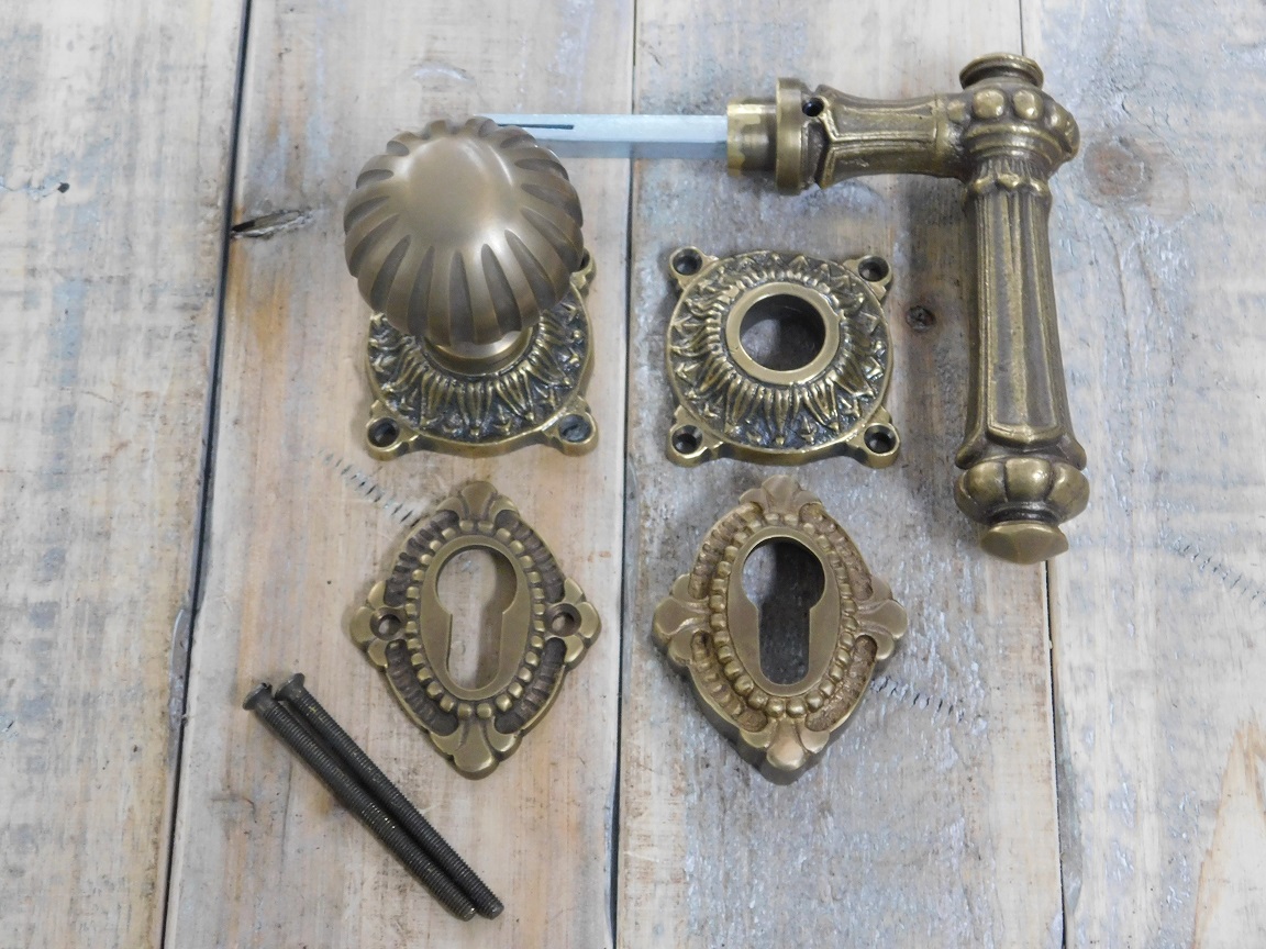 Veiligheids deurbeslag messing, inbraakbeveiliging huisdeur in antieke stijl met deurknop.