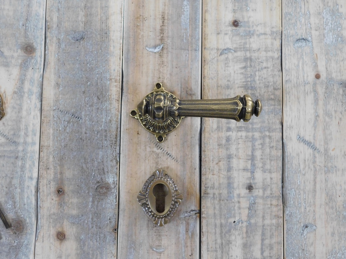Antiek deurbeslag messing met veiligheidsvbevestiging, deurbeslag voor de huisdeur.