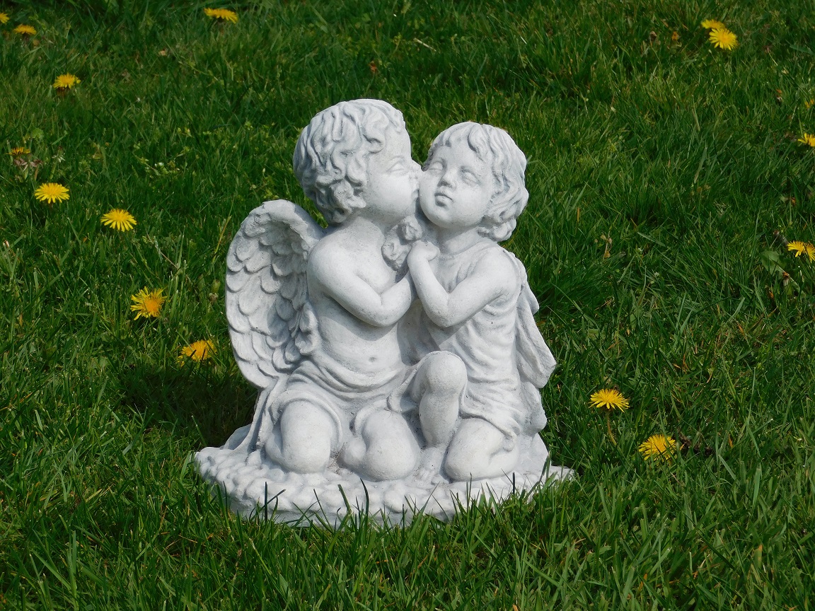 Beeld kussende Engelen - vol steen