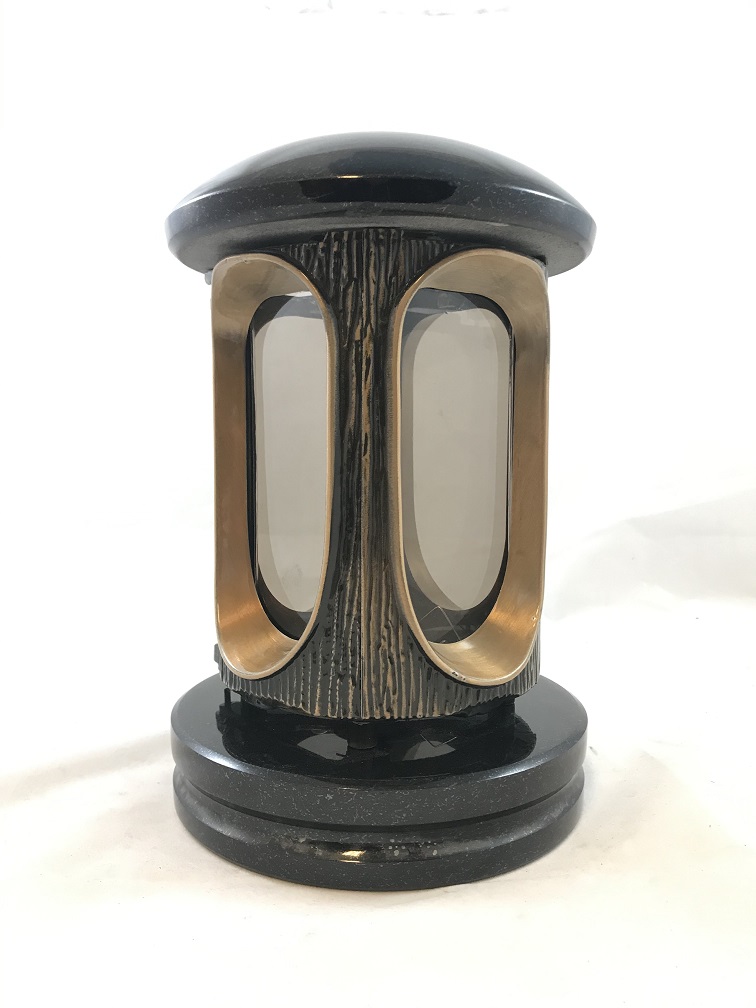 Eine Laterne / Grablampe, ganz aus Granit mit Bronzebeschlägen