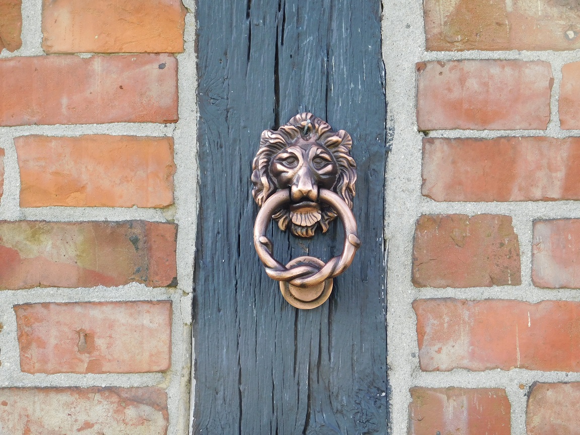 Doorknocker lion, antique iron - copper colour