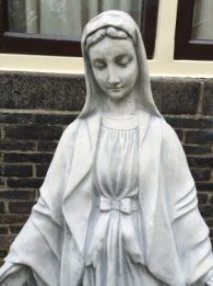 Groot Maria tuinbeeld, massief gegoten steen, prachtig gedetallieerd beeld.