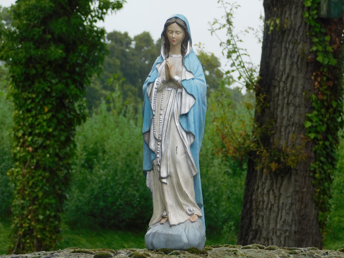 Statue Maria mit Rosenkranz - Polystone - In Farbe