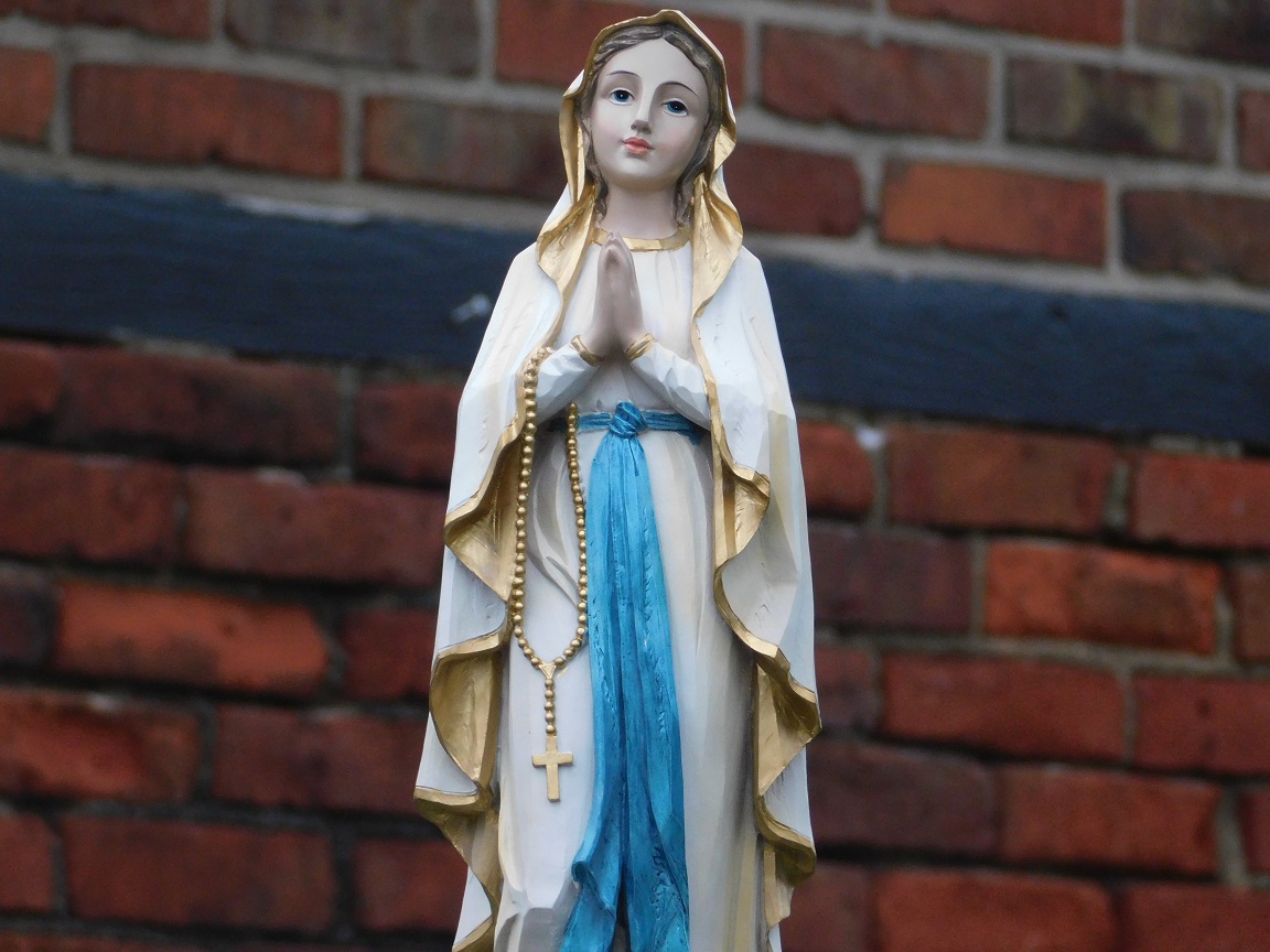 Beeld Maria met rozenkrans - polystone