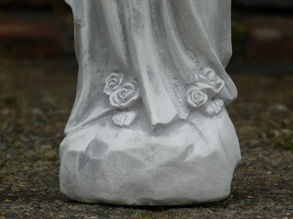 Statue der Jungfrau Maria - detailliert - massiver Stein