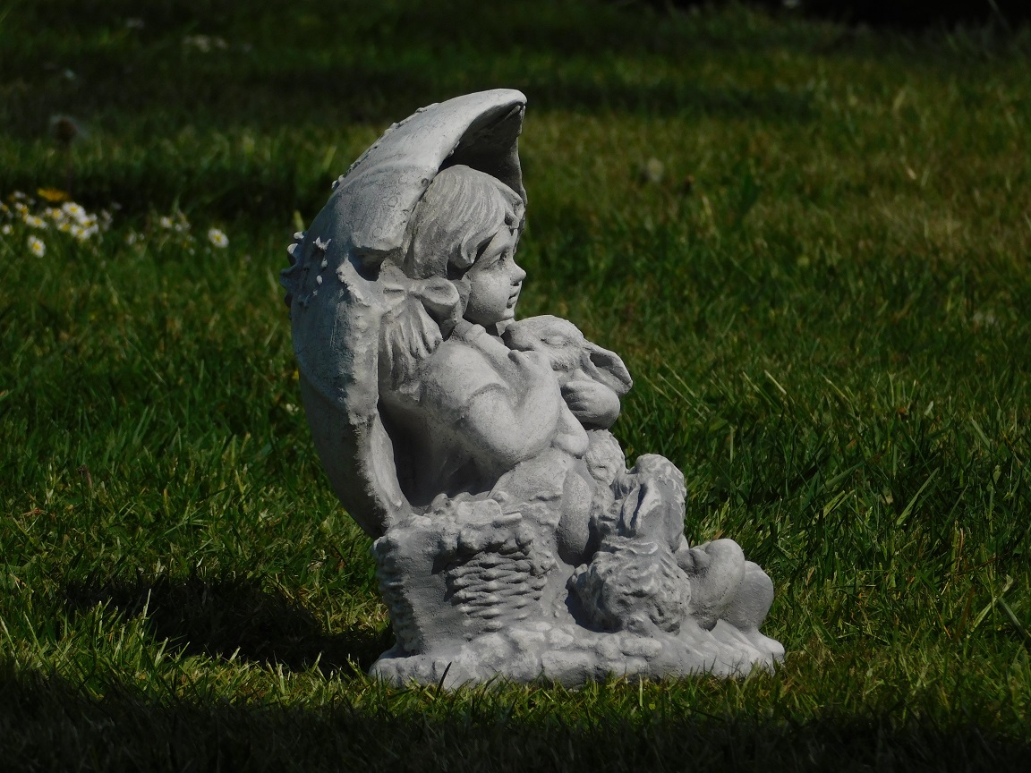 Statue Mädchen mit Kaninchen - massiver Stein