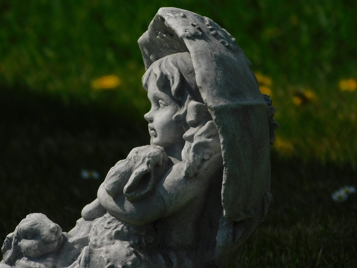 Statue Mädchen mit Kaninchen - massiver Stein