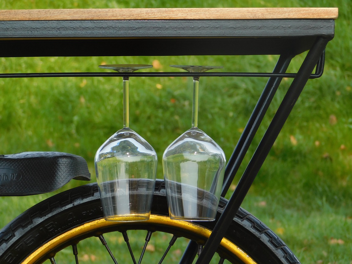 Einzigartiger Motorrad-Beistelltisch | mit Weinglashaltern und Weinflaschenregal | Bartisch
