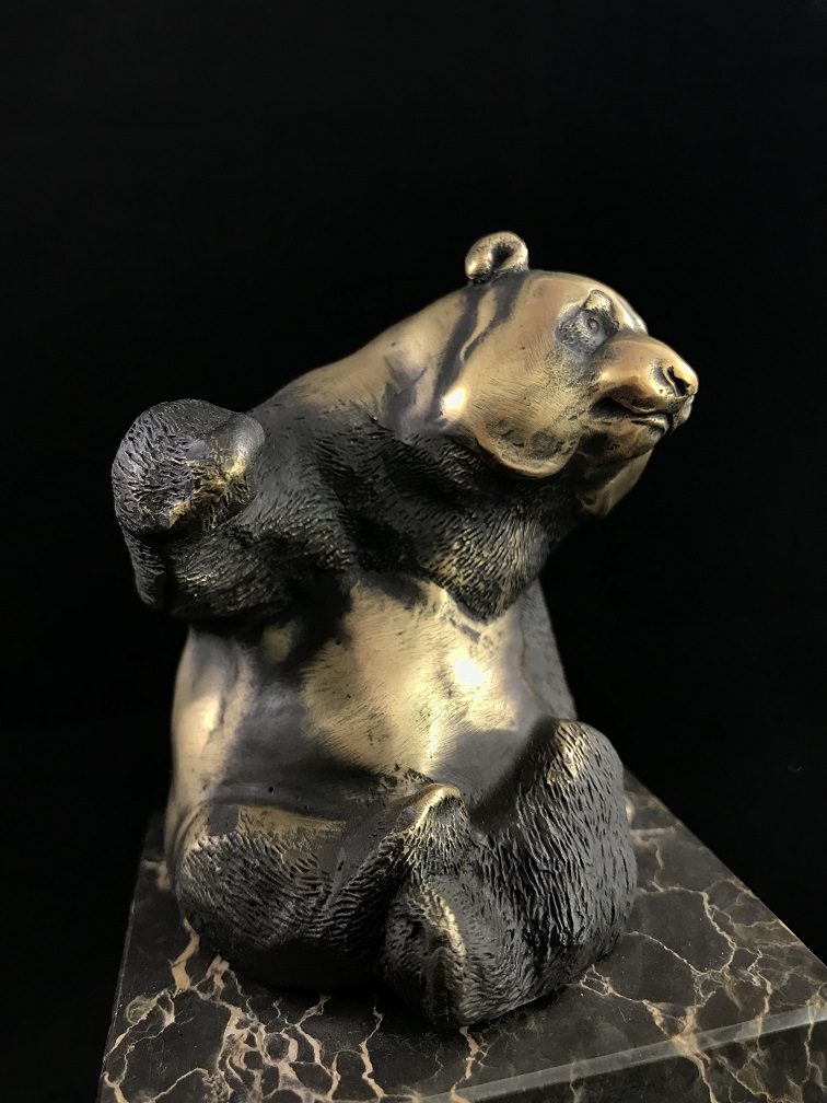 Eine Bronzestatue/Skulptur eines sitzenden Pandas, auf einem schönen großen Sockel!