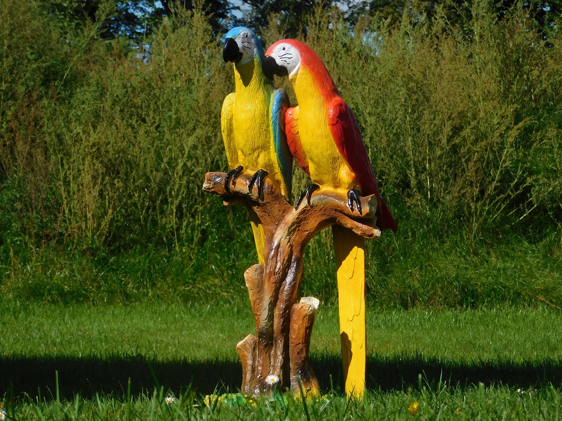 Statue Papageien auf Baumstumpf - Polystone - Voll in Farbe