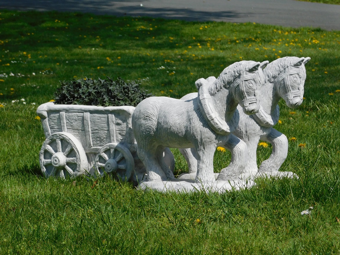 Statue 'Pferd und Wagen' - massiver Stein