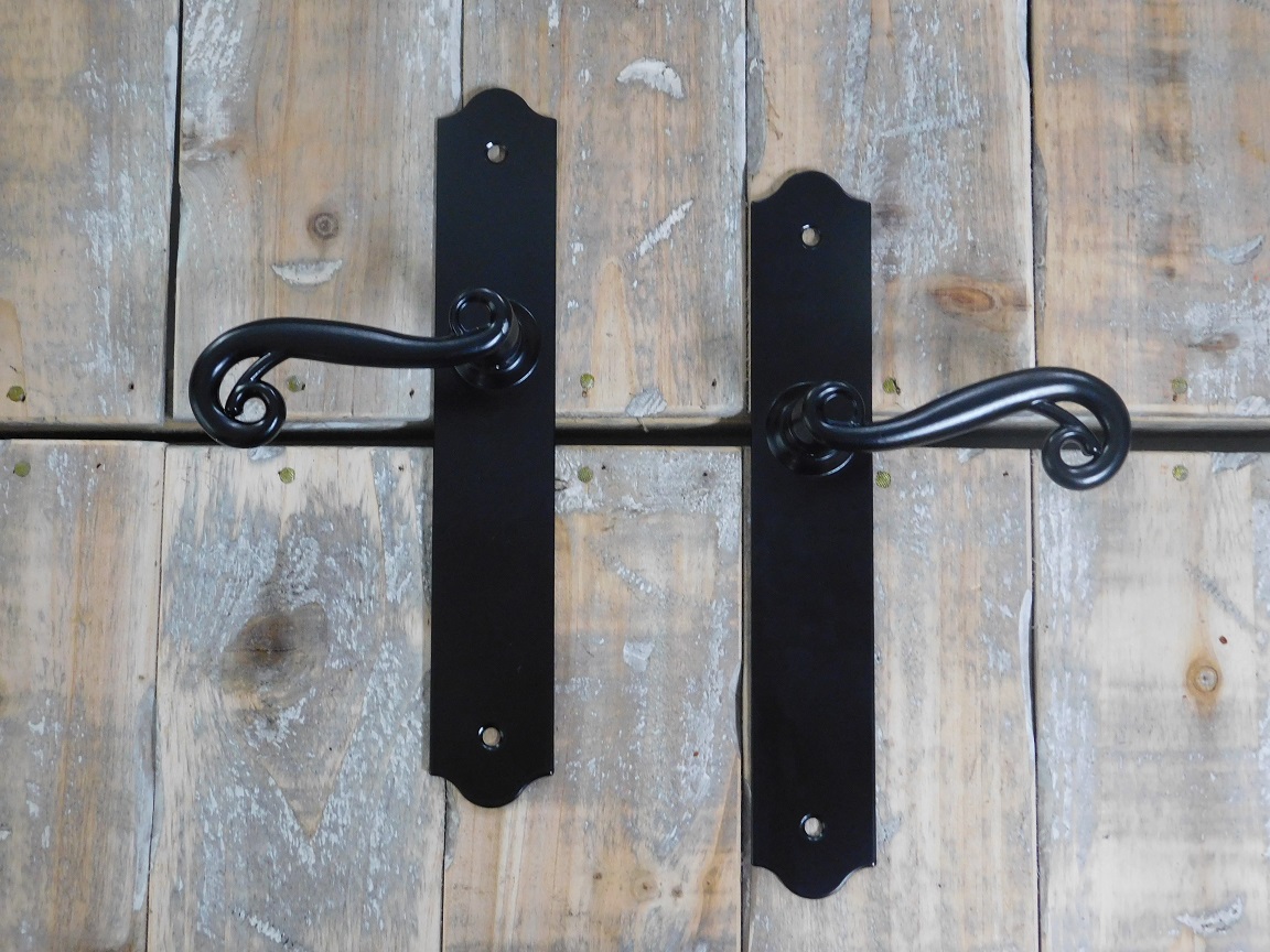 Complete set deurbeslag Preston: 2 klinken, 2 deurplaten, doorn + schroeven - zwart