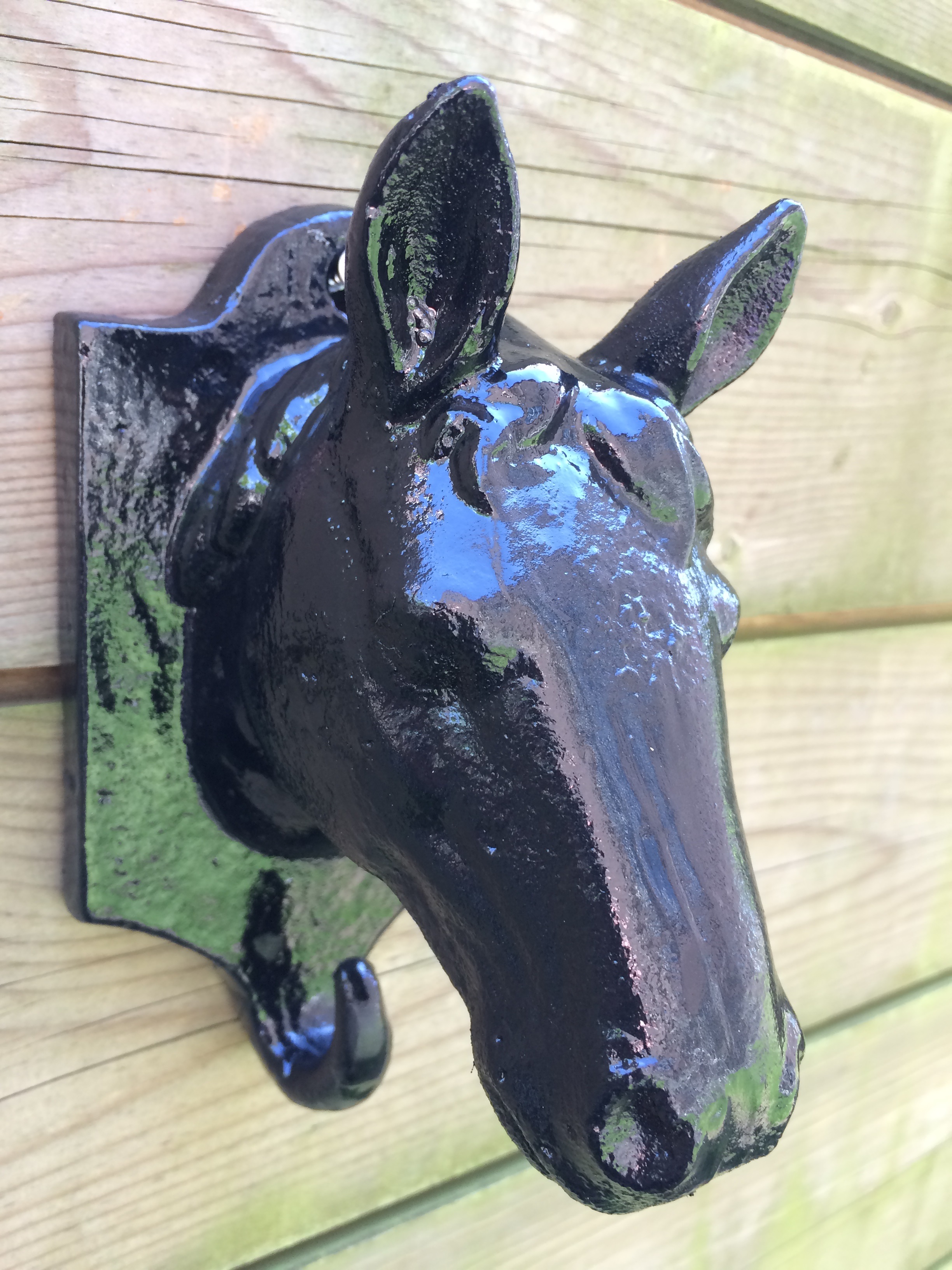 Dit rustieke paardenhoofd als kapstok is een mooie schuur decoratie, kleur zwart.-rust