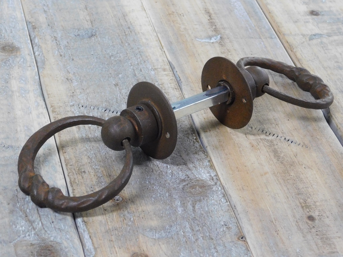 Rustieke ringen als deursluiter/poortsluiter
