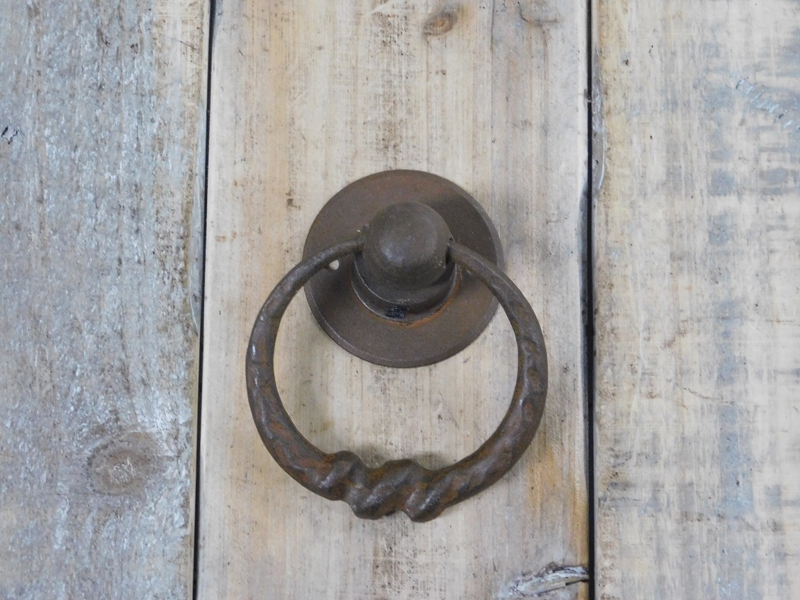Rustieke ringen als deursluiter/poortsluiter