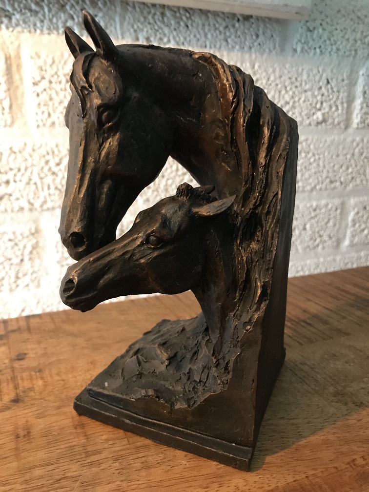 Buchhalter Stute mit Fohlen Buchstütze Pferde Pferdeskulptur in Bronzeoptik 