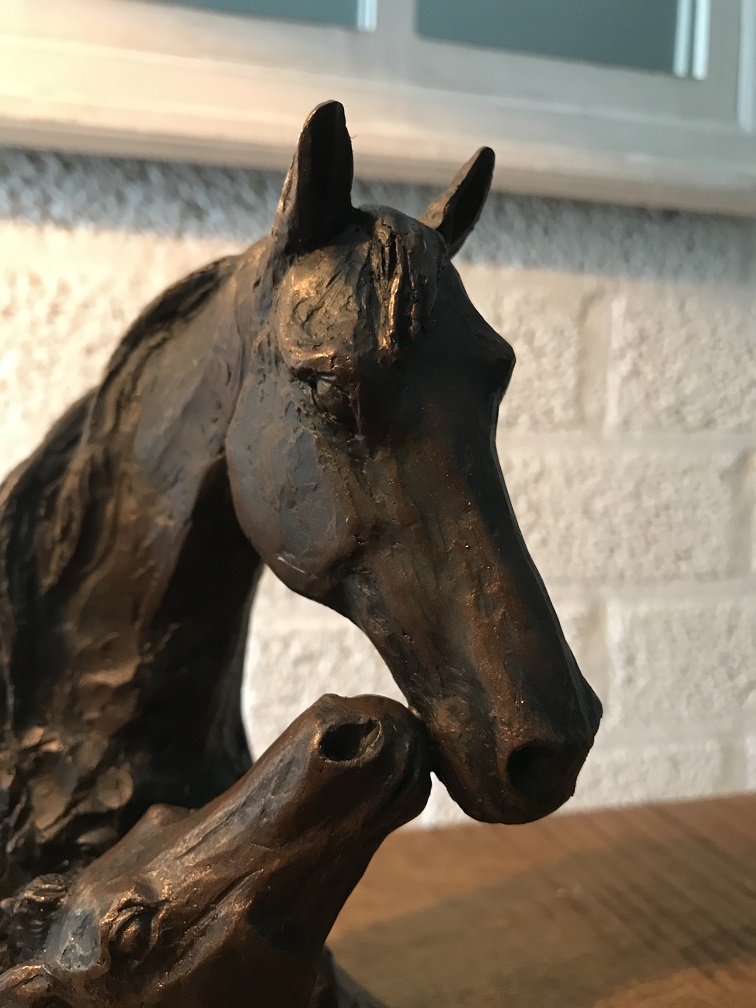 Buchstütze Pferde Pferdeskulptur in Bronzeoptik Buchhalter Stute mit Fohlen 