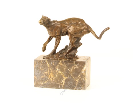 Eine Bronzestatue/Skulptur eines laufenden Pumas