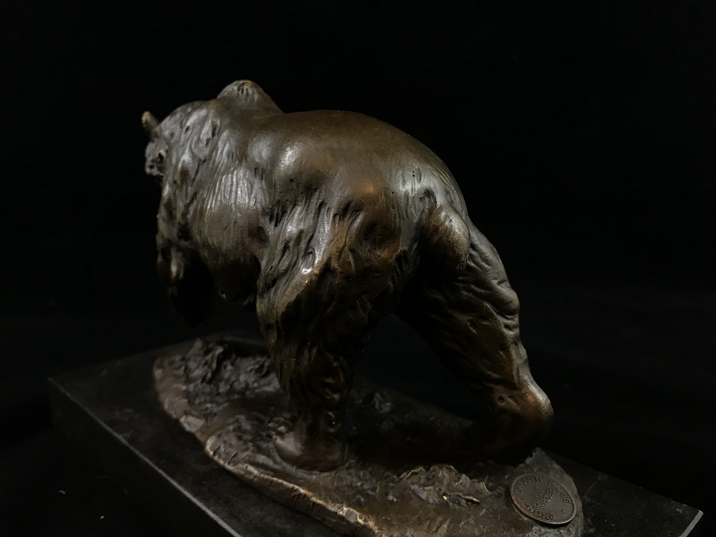 Een bronzen beeld/sculptuur van een grizzly beer