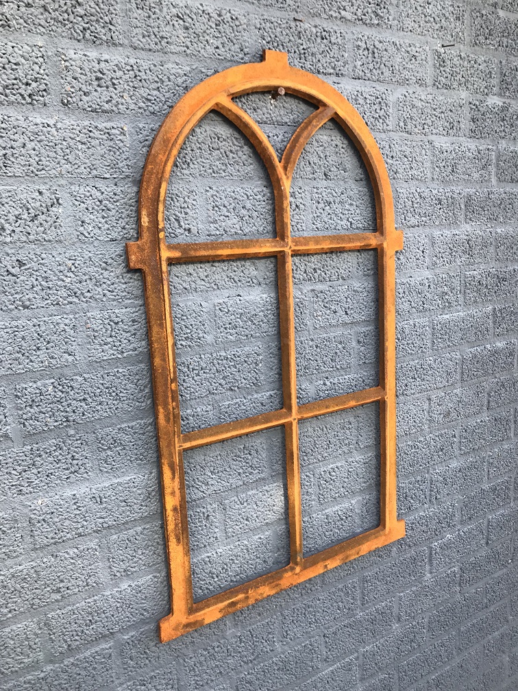 Rostiges Eisenfenster mit Rundbogen für Gartenmauern & Stallfenster Gusseisen 