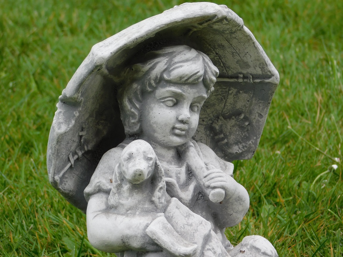 Statue Kind mit Hund - massiver Stein