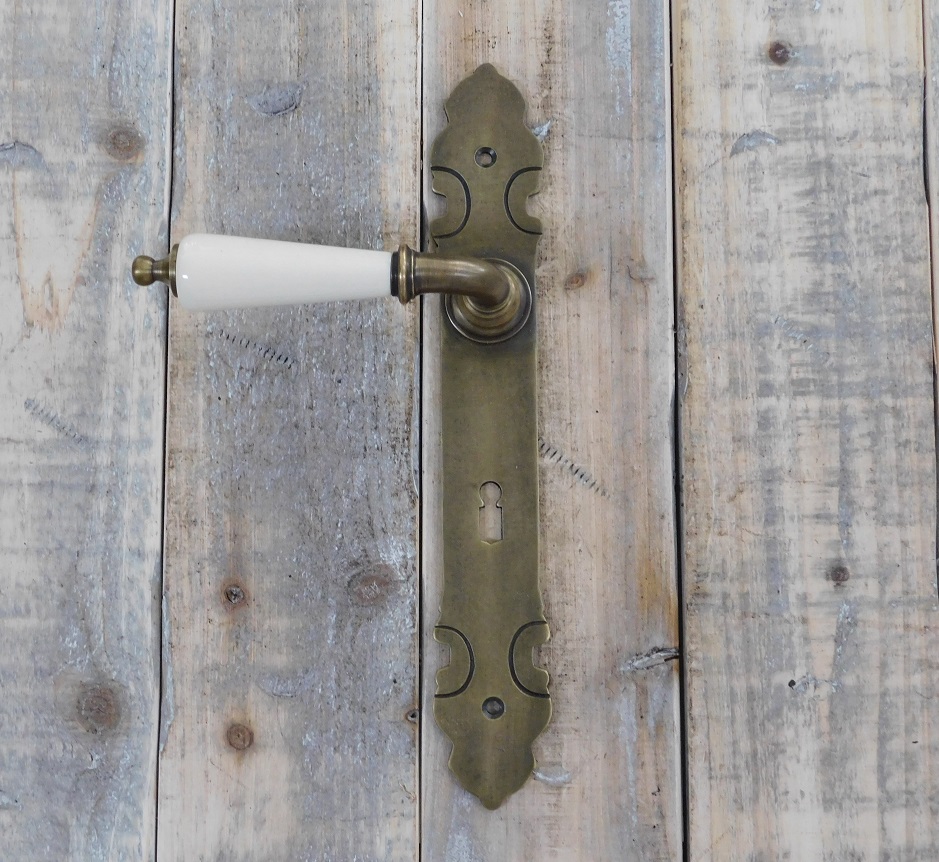 Set deurkrukken in gepatineerde messing met keramische handvat antiek wit, incl. Doorn en 2 x lange plaat, deur