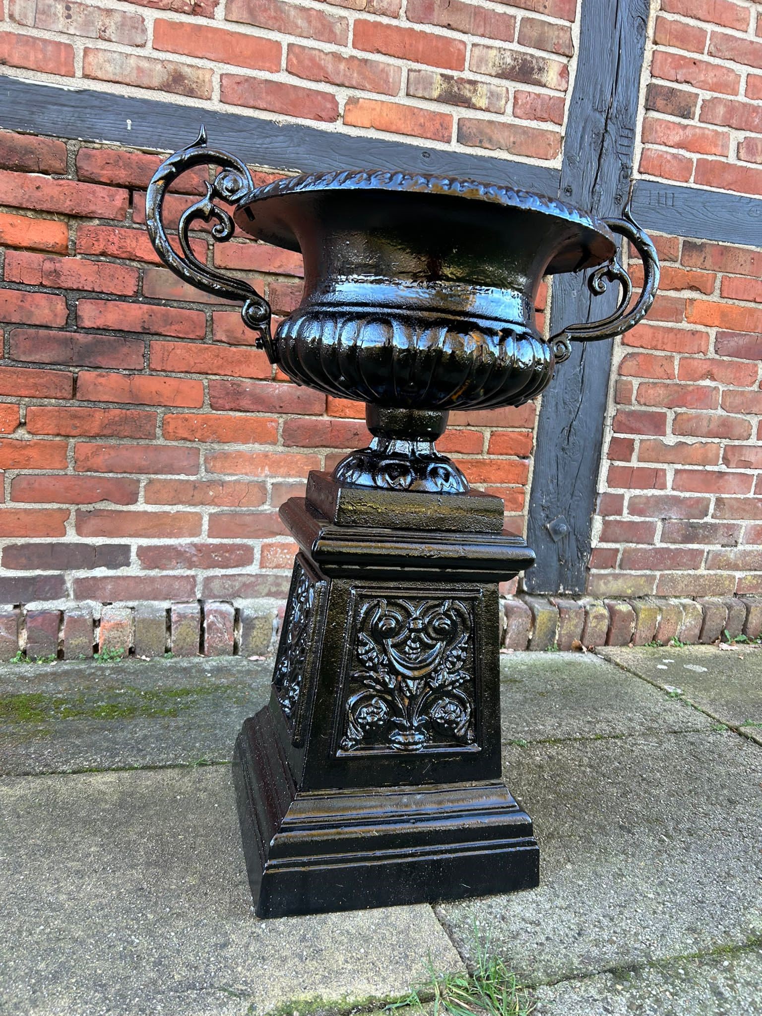 Garden vase on column - all cast iron - black