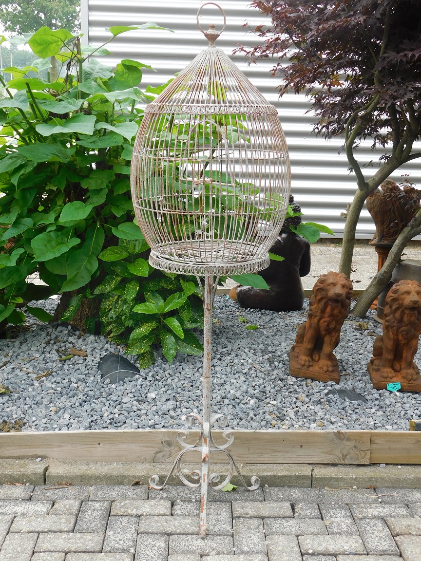 Klassieke vogelkooi, antiek ogende bird cage op voet, grote sierlijke kooi