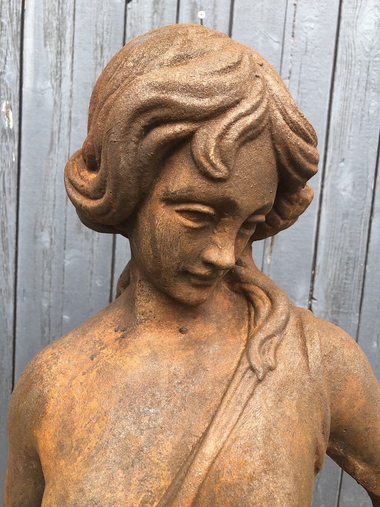 Prachtig oxid stenen beeld van een staande vrouw met 2 waterkruiken