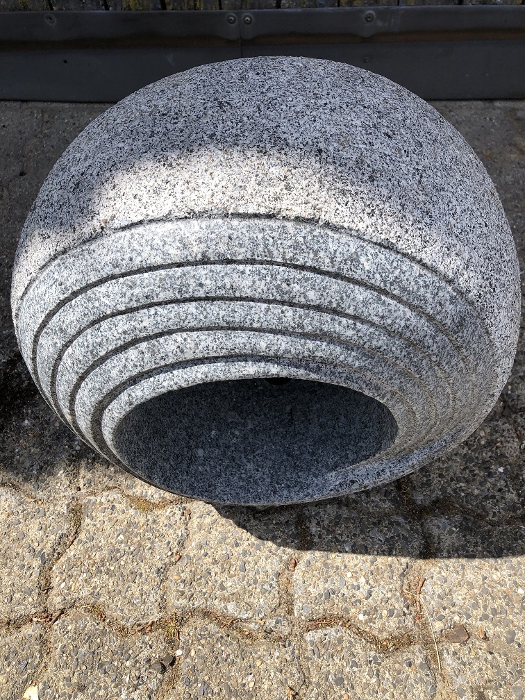 Granit-Kreuzkugel offen als Wasserlauf, Ornament, Stand, Teichornament, Wassertreppe., Letste!