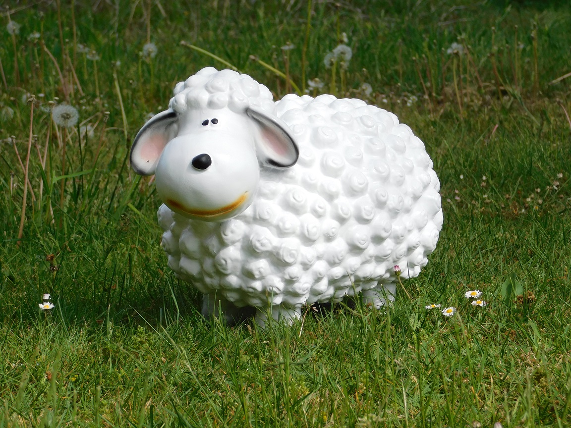Statue eines Schafes - weiß - Polystone