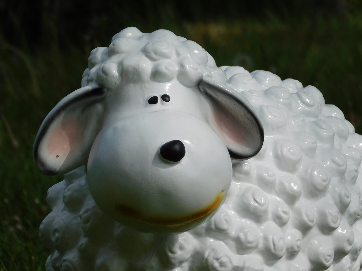 Statue eines Schafes - weiß - Polystone