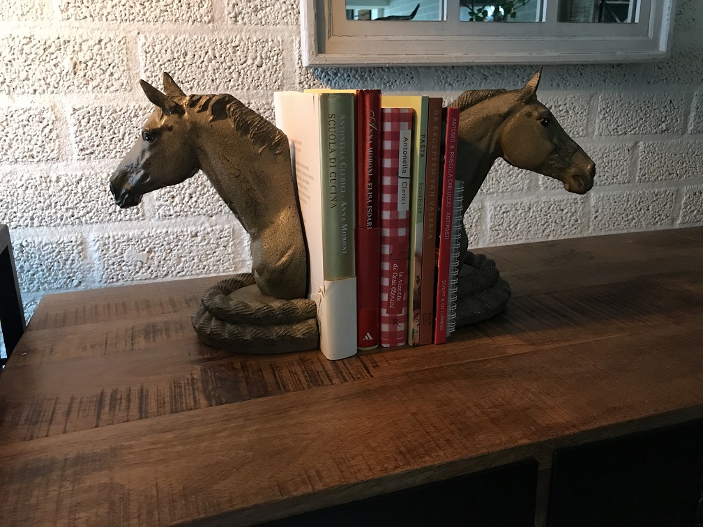 Set van 2 Paardenbeelden - olijfgroen - boekensteunen
