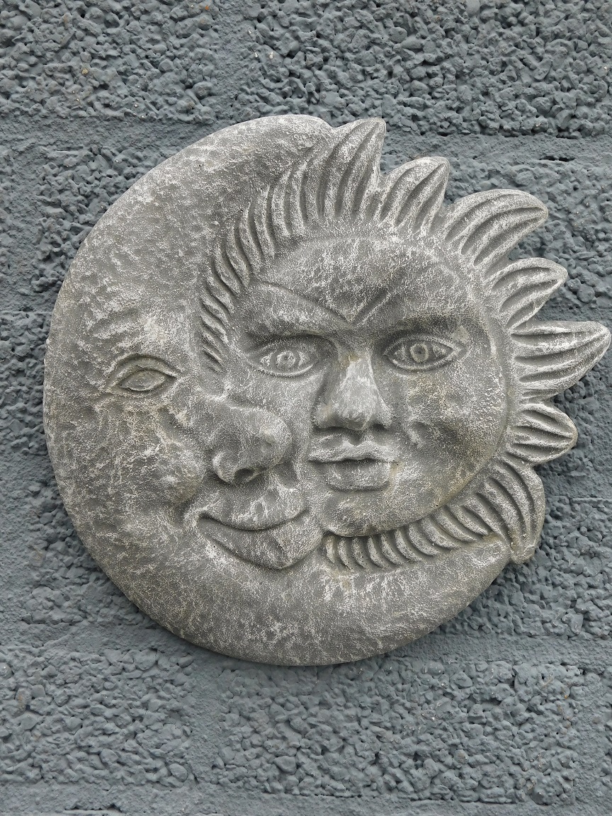 Reliefwandplatte Sonne und Mond Kunststein, grau