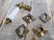 Set deurbeslag: 1 deurklink + 1 deurknop en 4 rozetten, gepatineerd messing met porselein in kleur, voor voordeuren