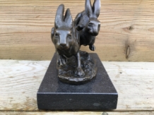 Bronzeskulptur von 2 laufenden Hasen