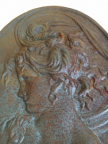 Vrouwelijk wandornament, gietijzer