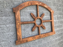 Gietijzeren stal-garage-raam, ijzervenster voor tuinmuur, eiken raam groot.