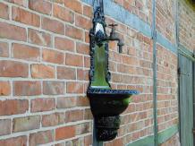 Antiker restaurierter Wandbrunnen - Schwarz - Alu - Detailliert