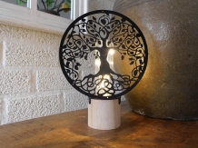 Leuke lamp met hiervoor een sierlijk ornament, 'levensboom'