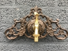 Waterkraan met wandornament gietijzer bruin, super mooi in afwerking!!