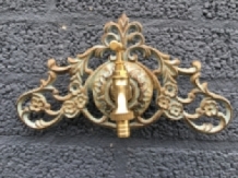 Wandfontein met kraan - messing=groen-bruin gietijzer.