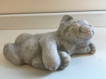 Katten sculptuur, liggende kat, vol steen